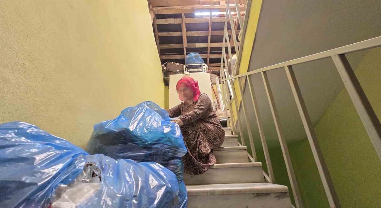 6 yıllık boşanma davasının ardından evden tahliye edilen kadın çatıya sığındı