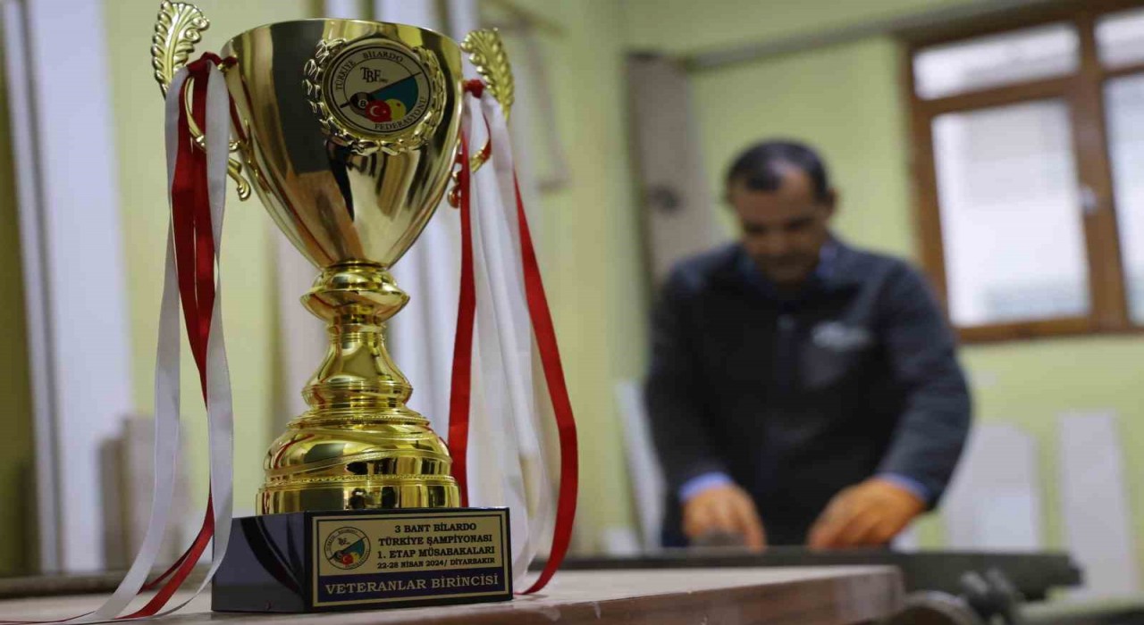 60 yaşında Türkiye Bilardo Şampiyonu mesleğiyle dikkat çekiyor