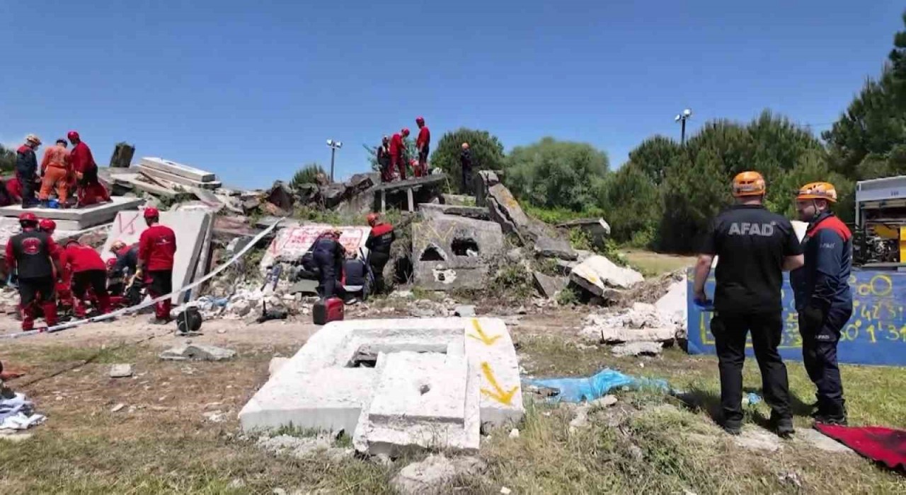 7.2lik deprem senaryosu: 13 ilden destek ekip geldi