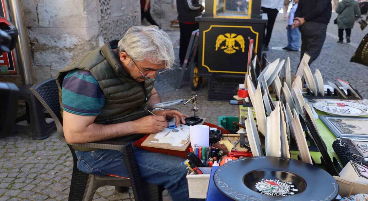 8 asırlık tarihi pirinç tanelerine işliyor