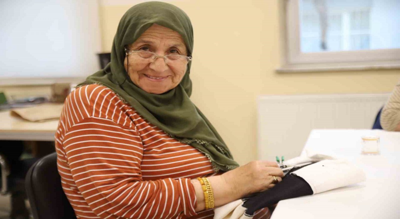 83 yaşındaki Yüksel teyze enerjisiyle gençlere taş çıkartıyor