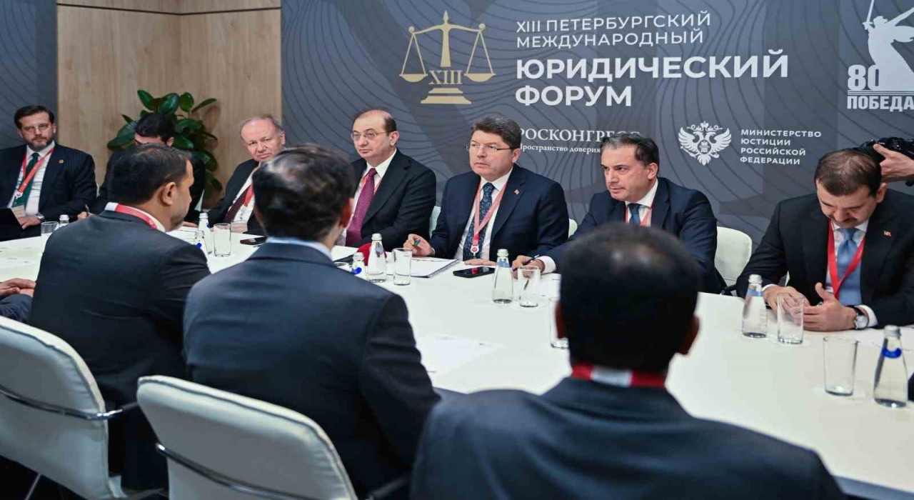 Adalet Bakanı Tunç, Katarlı ve BAEli mevkidaşları ile görüştü