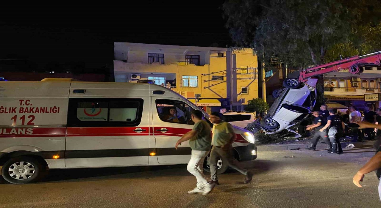 Adanada kontrolden çıkan otomobil refüjde asılı kaldı: 5 yaralı