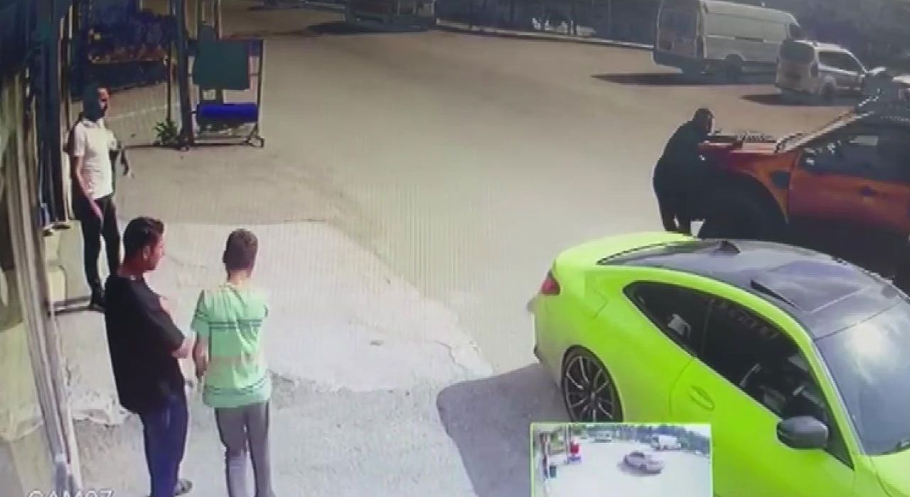 Adana’da Şaka Kaza Getirdi: Üzerine Kamyonet Sürülen Genç Hastanelik Oldu