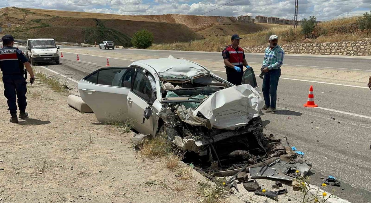 Adıyamanda otomobil kamyona arkadan çarptı: 1 ölü