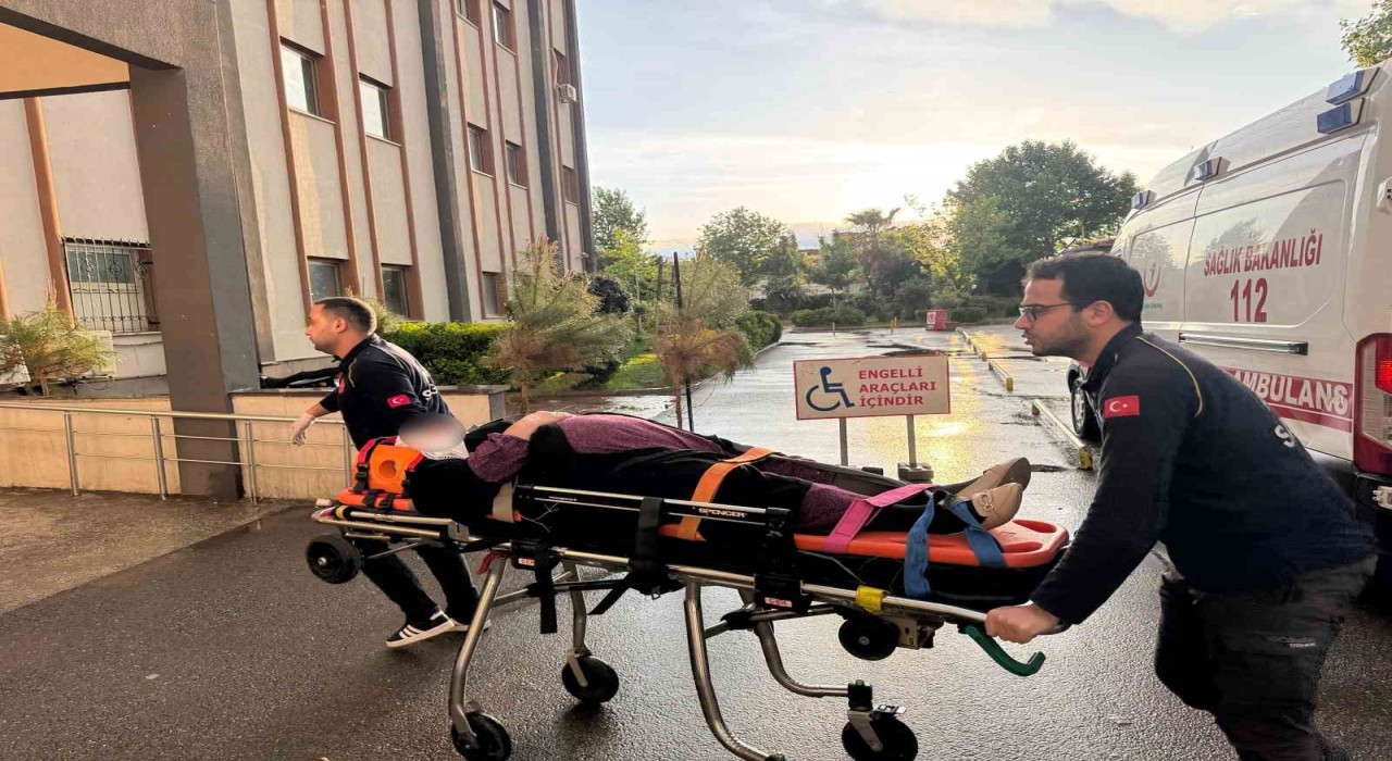 Adıyamanda otomobil şarampole savruldu: 4 yaralı