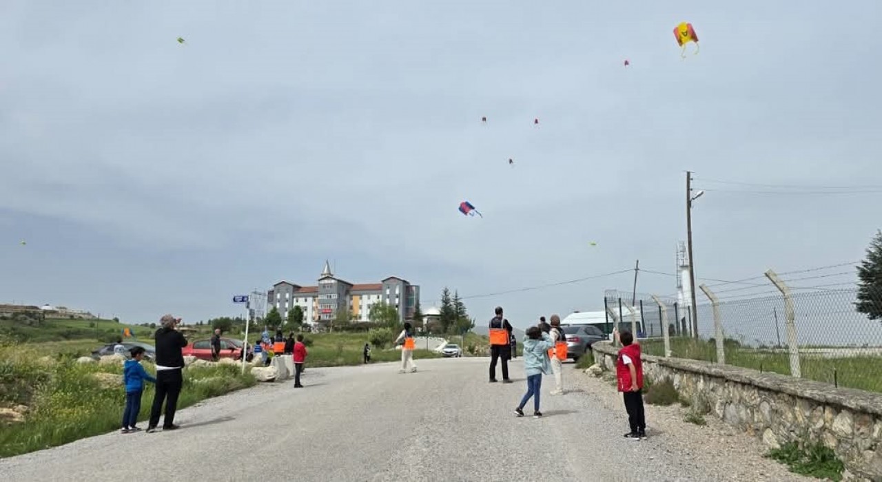 AFAD gönüllülerinden çocuklara uçurtma şenliği