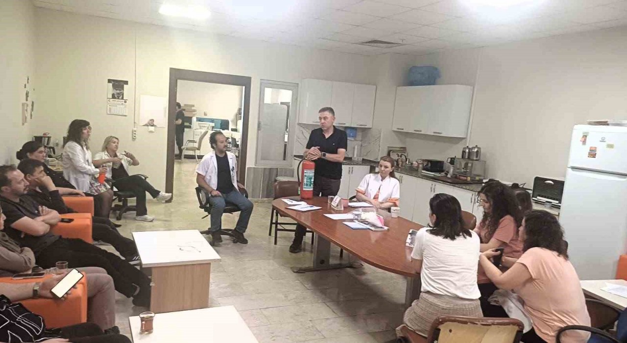 Afyonkarahisar Devlet Hastanesinde laboratuvar çalışanlarına hatırlatma eğitimi