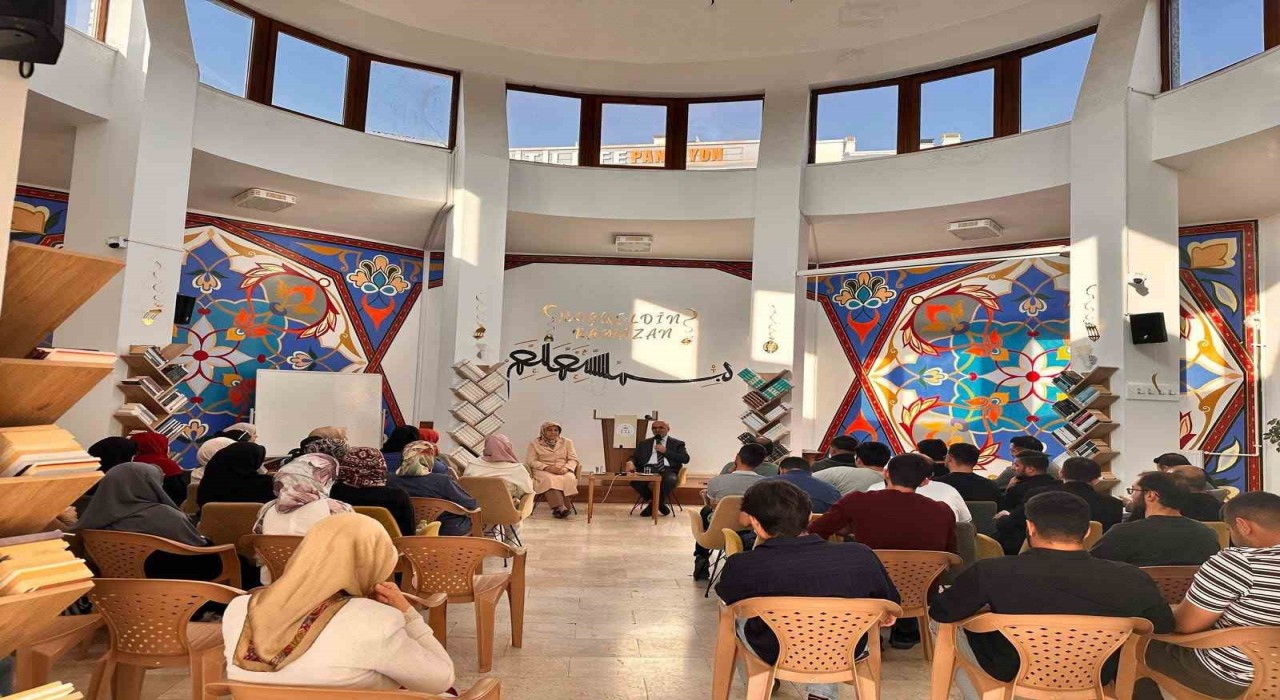 Afyonkarahisar Diyanet Gençlik Merkezinde mezuniyet programı coşkuyla gerçekleşti