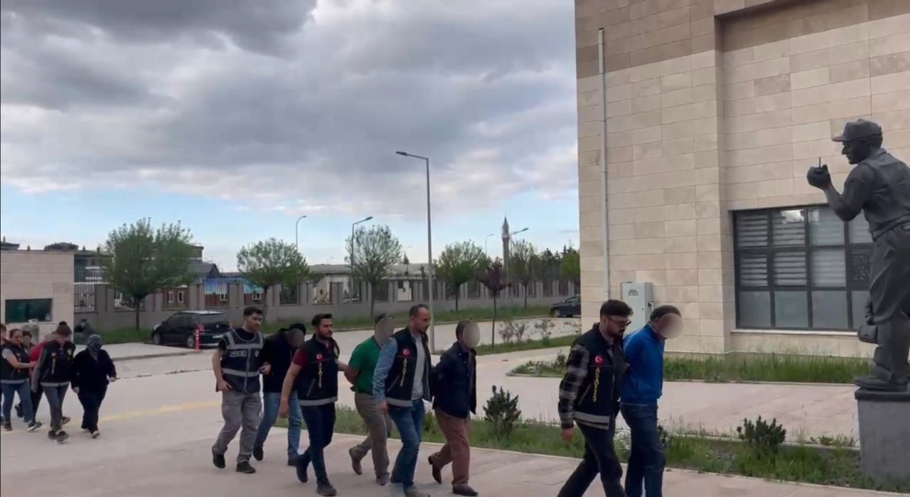 Afyonkarahisarda fuhuş operasyonu: 4 kişi tutuklandı, 12 kadın kurtarıldı