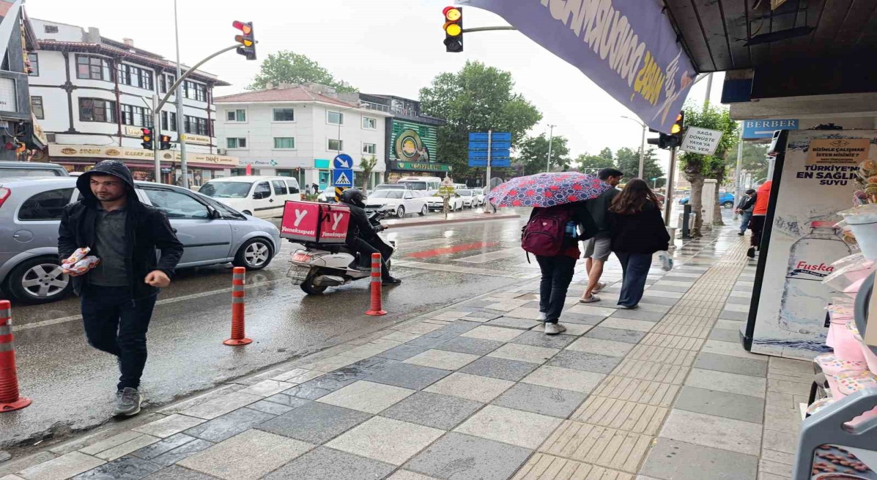 Afyonkarahisarda yağışlı hava etkili oldu