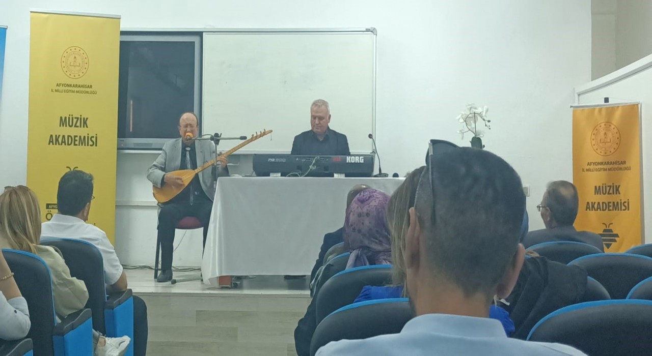 Afyonkarahisarda Yerel Sanatçı Nevzat Altındağ öğretmenlerle buluştu