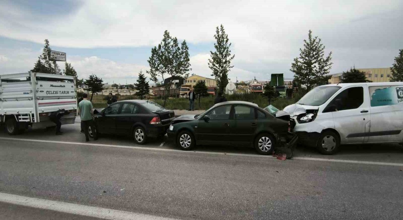 Afyonkarahisarda zincirleme trafik kazası, 4 dört araç birbirine girdi