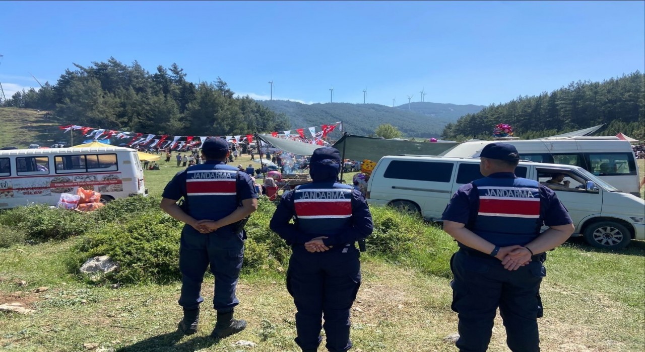 Ağaçlıdaki festivalde jandarma ekipleri kuş uçurtmadı