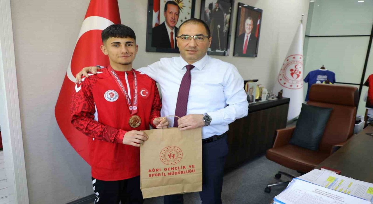Ağrı Gençlik ve Spor İl Müdürü Çelebi, şampiyon sporcuyu tebrik etti