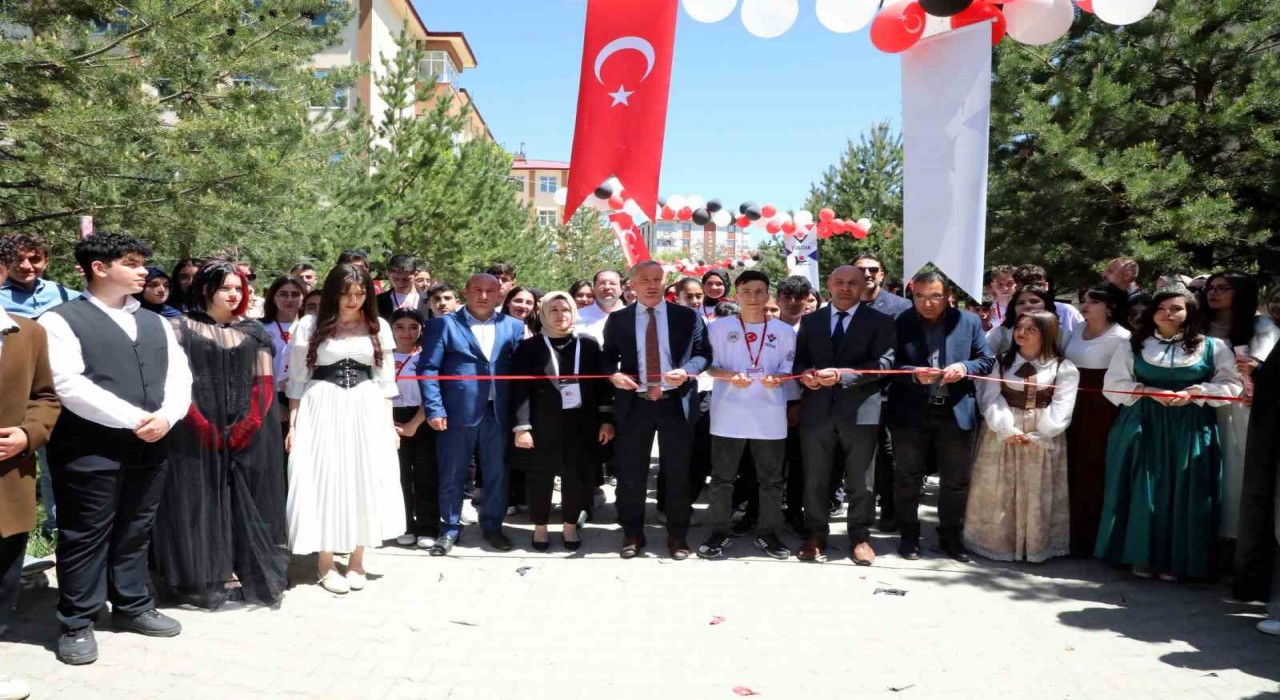 Ağrı Hayrettin Atmaca Anadolu Lisesinden 19 proje TÜBİTAK fuarında sergilendi