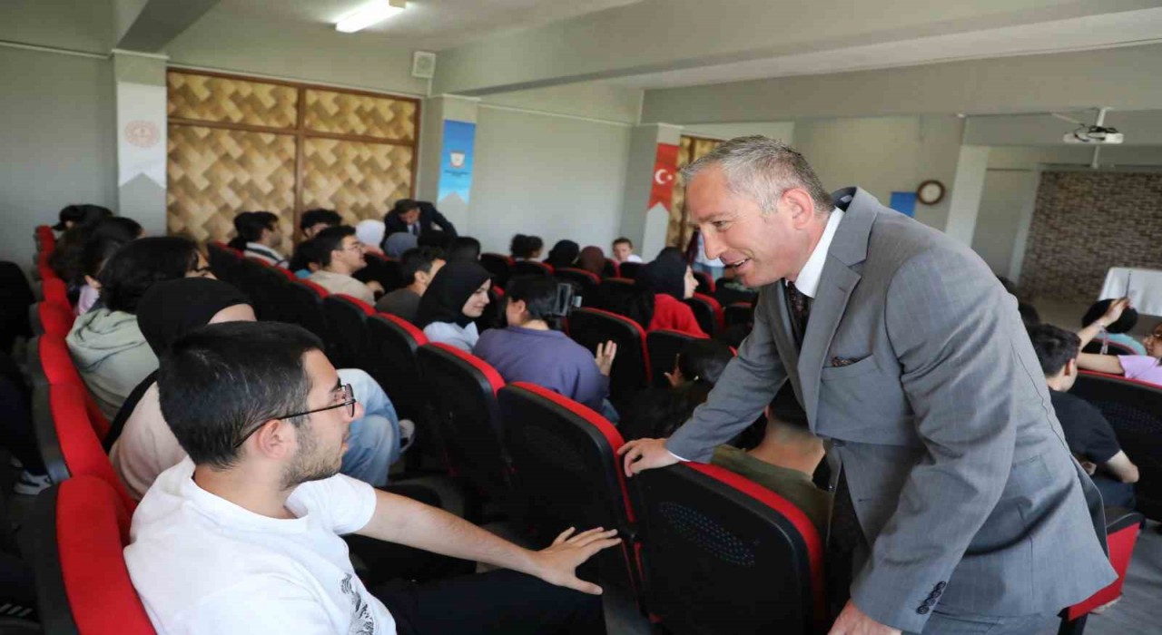 Ağrı Milli Eğitim Müdürü Kökrekten YKS öğrencilerine moral ziyareti