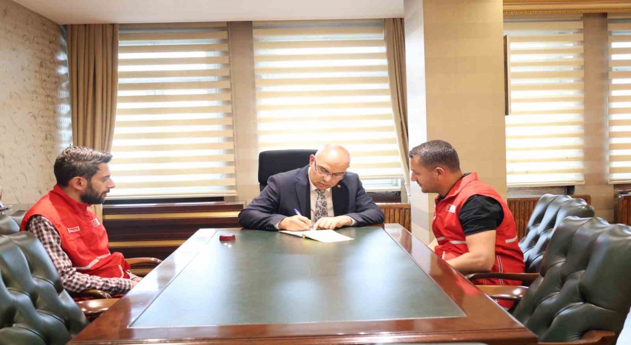 Ağrı Valisi Koç, kurbanını Gazzedeki ihtiyaç sahiplerine ulaştırmak üzere Türk Kızılayına verdi