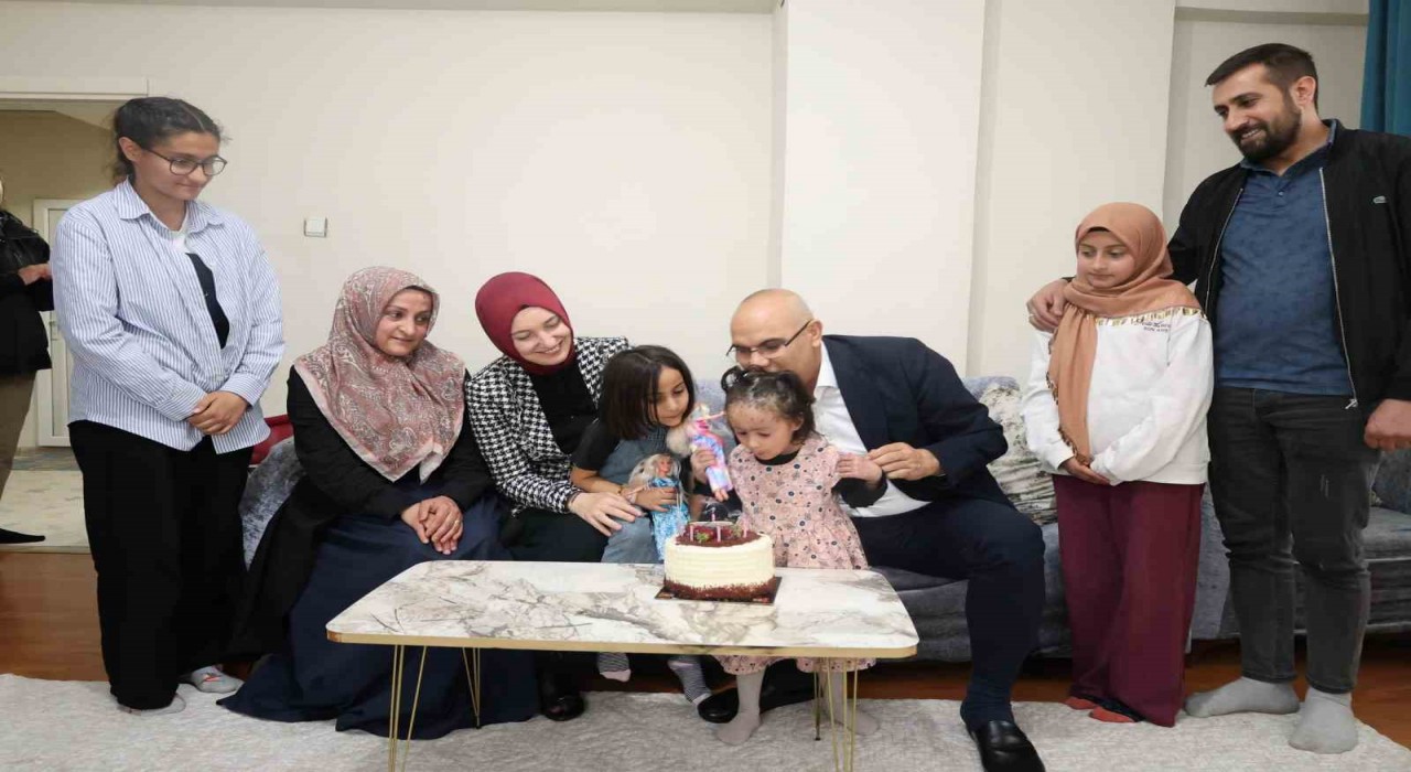 Ağrı Valisi Koçtan özel gereksinimli Ebrara doğum günü sürprizi