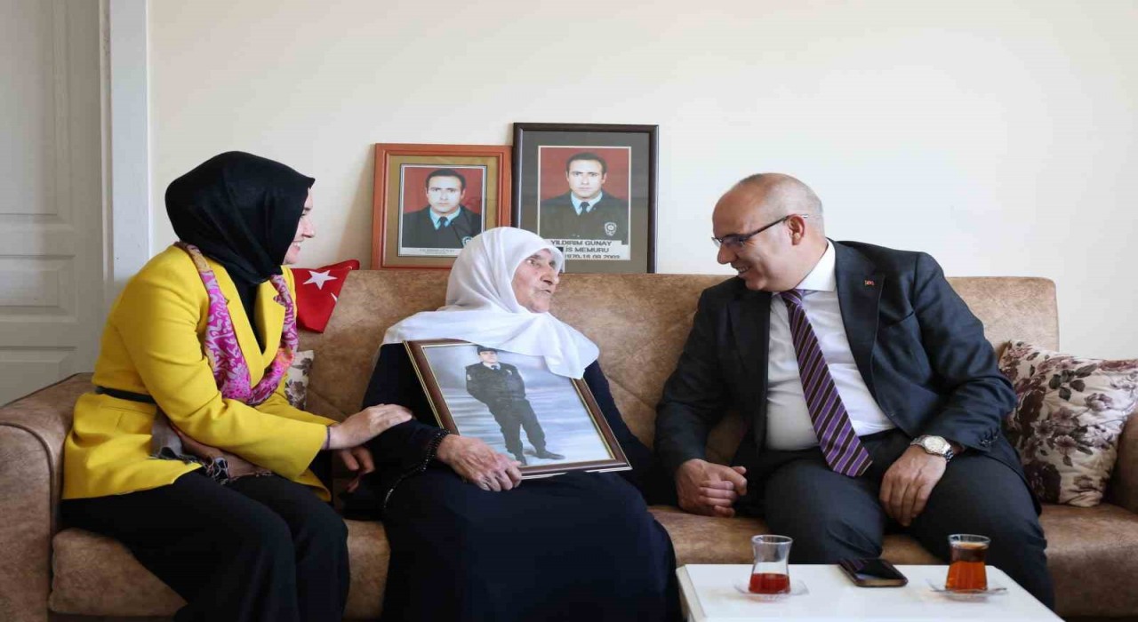 Ağrı Valisi Koçtan şehit annesine Anneler Günü ziyareti