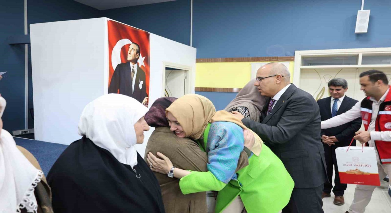 Ağrıda Anneler Gününe özel anlamlı söyleşi programı düzenlendi