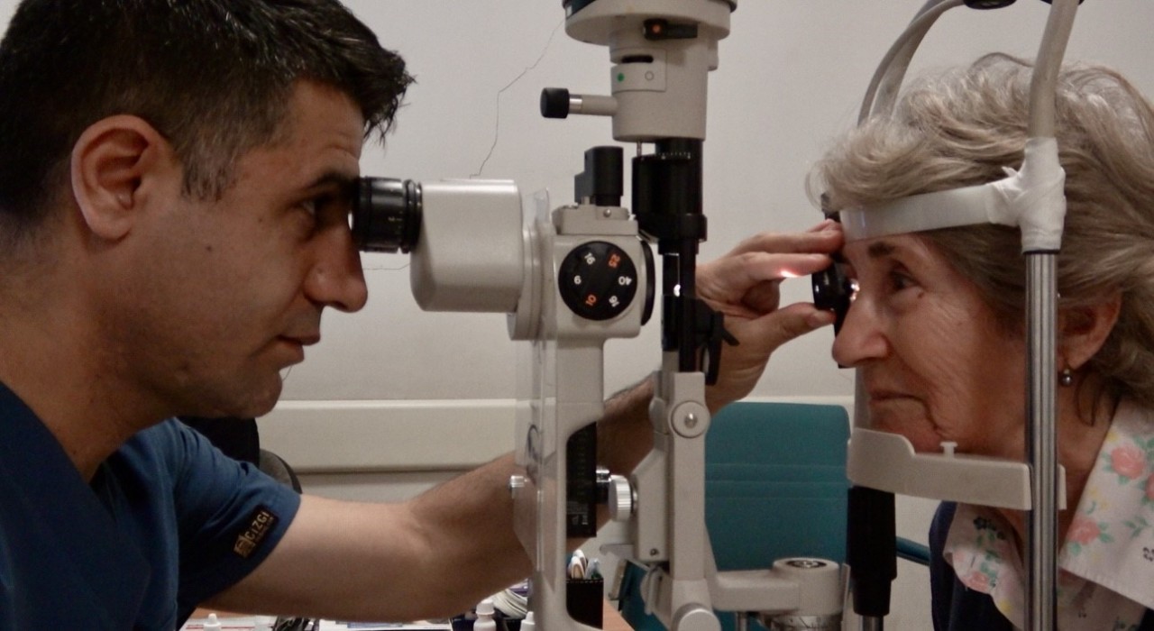 Ağrıda bir ilk: 78 yaşındaki hastaya akıllı mercek ameliyatı başarıyla uygulandı