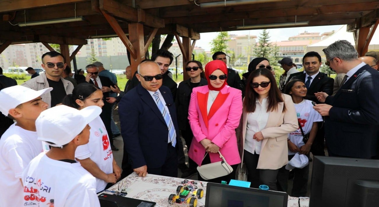 Ağrıda Geleneksel Bilim Dolu Günler bilim şenliği büyük bir coşkuyla başladı