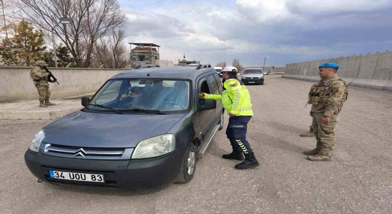 Ağrıda jandarmadan geniş çaplı trafik denetimi: 7 gözaltı