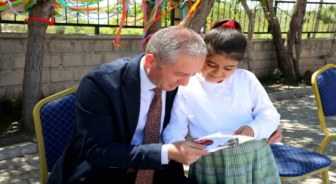 Ağrıda öğrenciler bahar şenliğinde doyasıya eğlendi