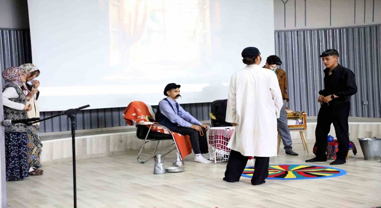 Ağrıda Okuyan Şehir Ağrı projesi kapsamında şiir dinletisi ve tiyatro gösterisi düzenlendi