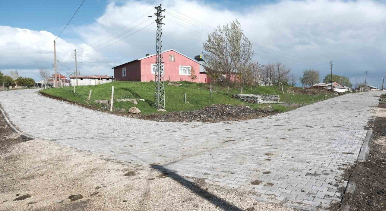 Ağrıda Yolluyazı köy içi yoluna 3 bin metrekare kilit parke döşendi