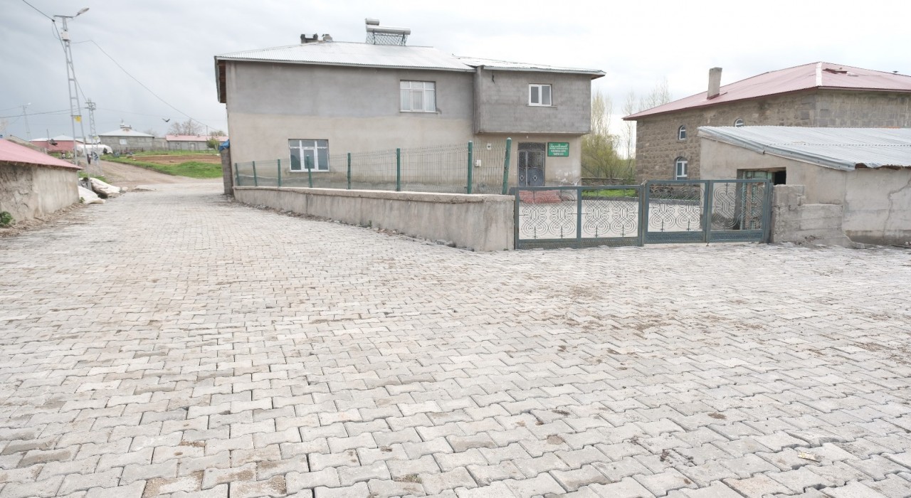 Ağrının Çakıroba köyünde 3.500 metrekarelik kilit parke taşı çalışması tamamlandı