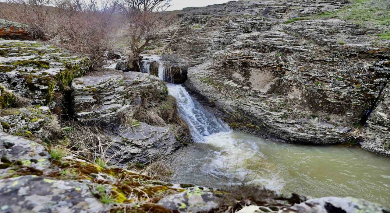 Ağrının saklı güzelliği Bekiran Şelalesi baharda güzelliğiyle mest ediyor
