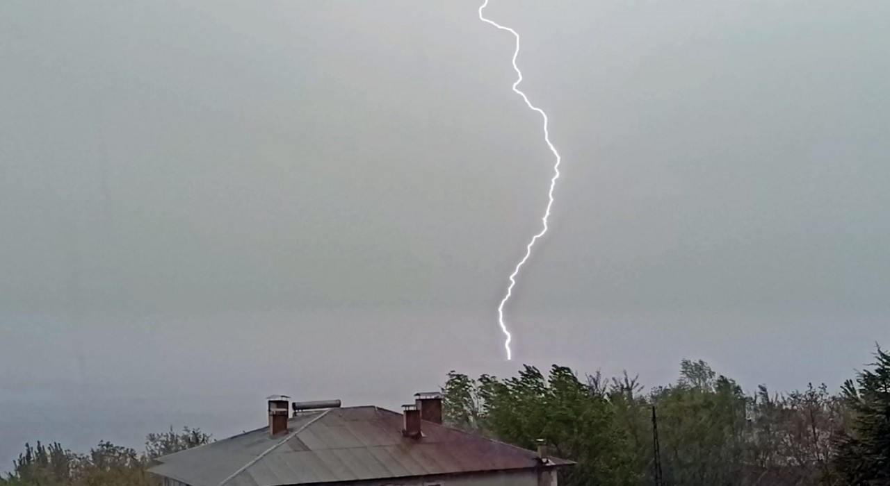 Ahlatta çakan şimşekler görsel şölen oluşturdu