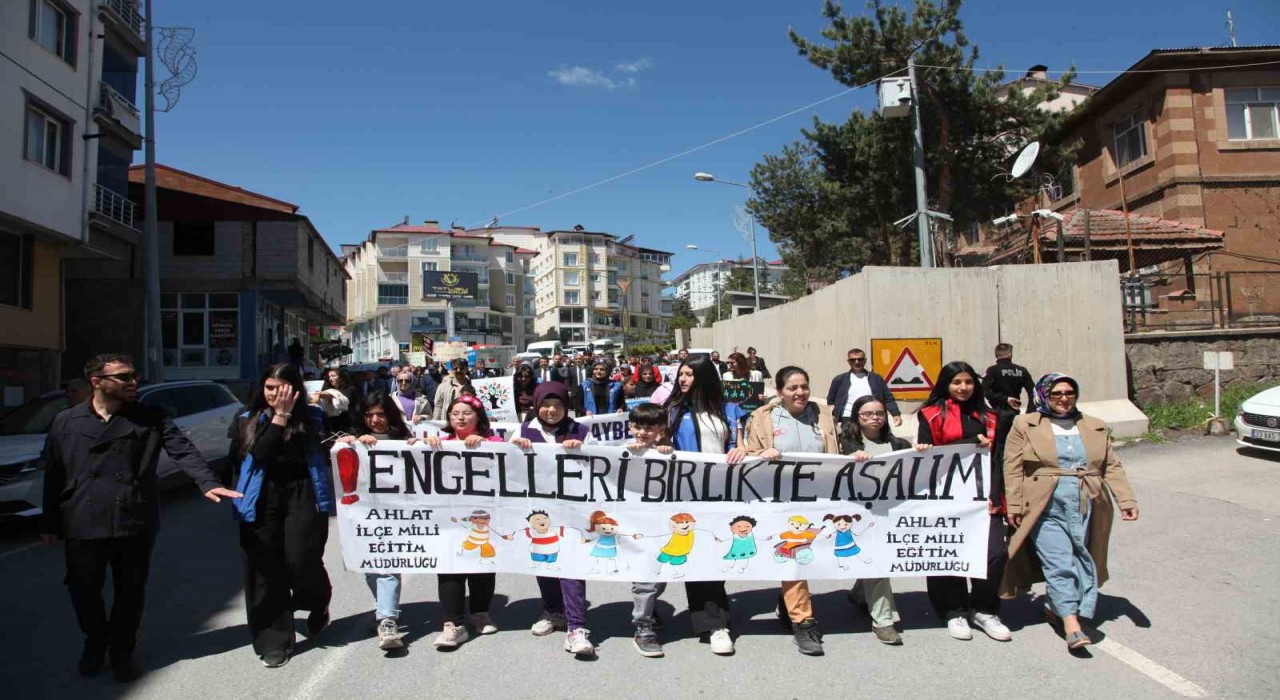 Ahlatta engelliler için farkındalık yürüyüşü