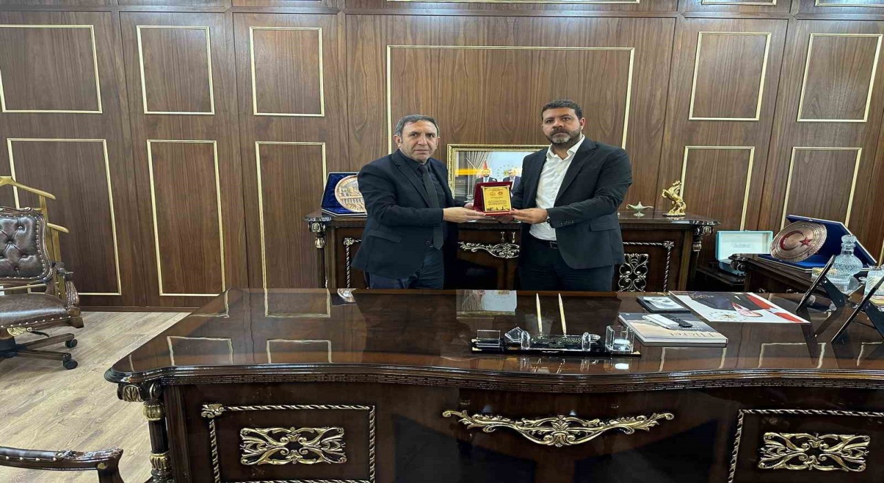 Aile ve Sosyal Politikalar İl Müdürü Polattan iş adamı Bozkuşa teşekkür plaketi