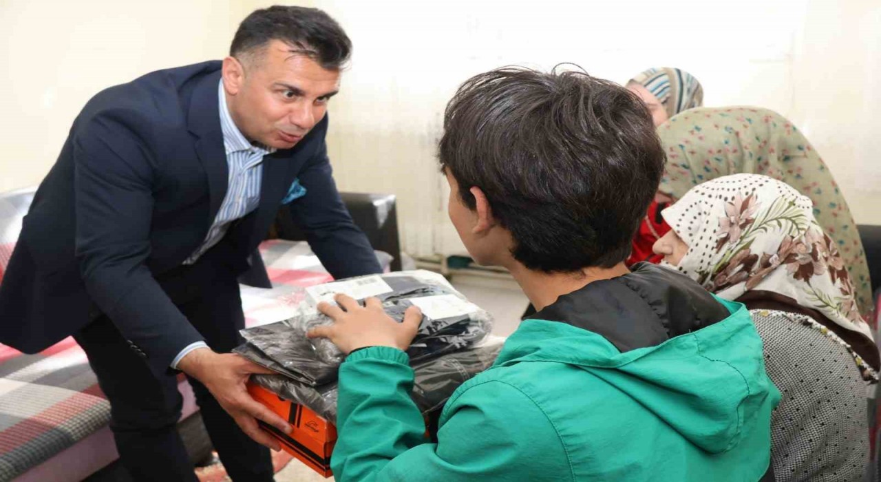 Aile yılı kapsamında bayram öncesi anlamlı ziyaret: 84 öğrenciye spor seti dağıtıldı.