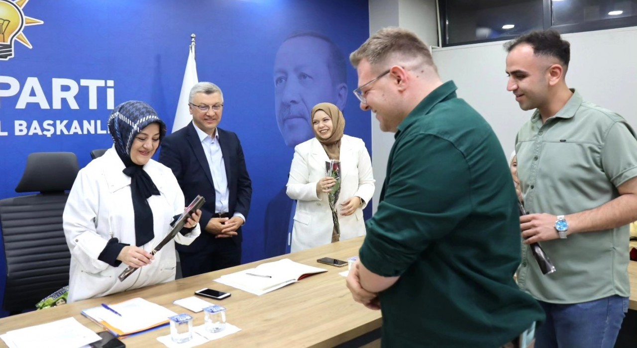 AK Parti Kütahya İl Gençlik Kollarından Anneler Günü sürprizi