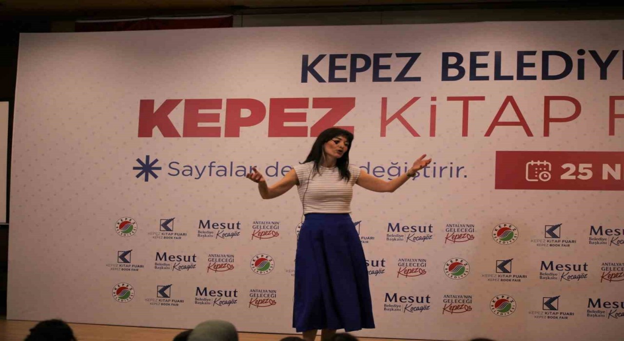 Akademisyen Anne Kepez Kitap Fuarında