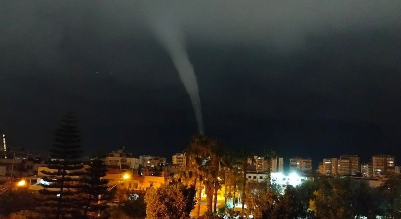 Akdenizde gece ve gündüz oluşan hortumlar dikkat çekti