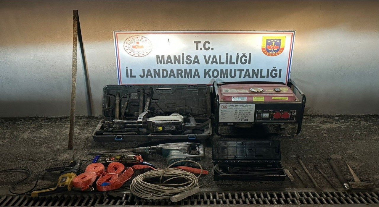 Akhisarda kaçak kazı yapan 2 şüpheli suçüstü yakalandı
