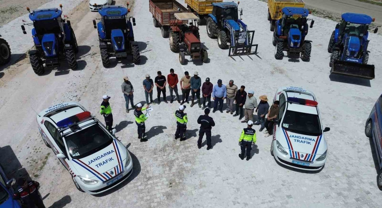 Aksarayda jandarmadan çiftçilere eğitim, traktörlere reflektör