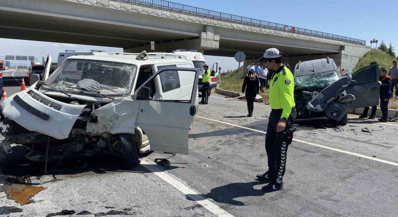 Aksarayda minibüs ile hafif ticari araç çarpıştı: 3 yaralı