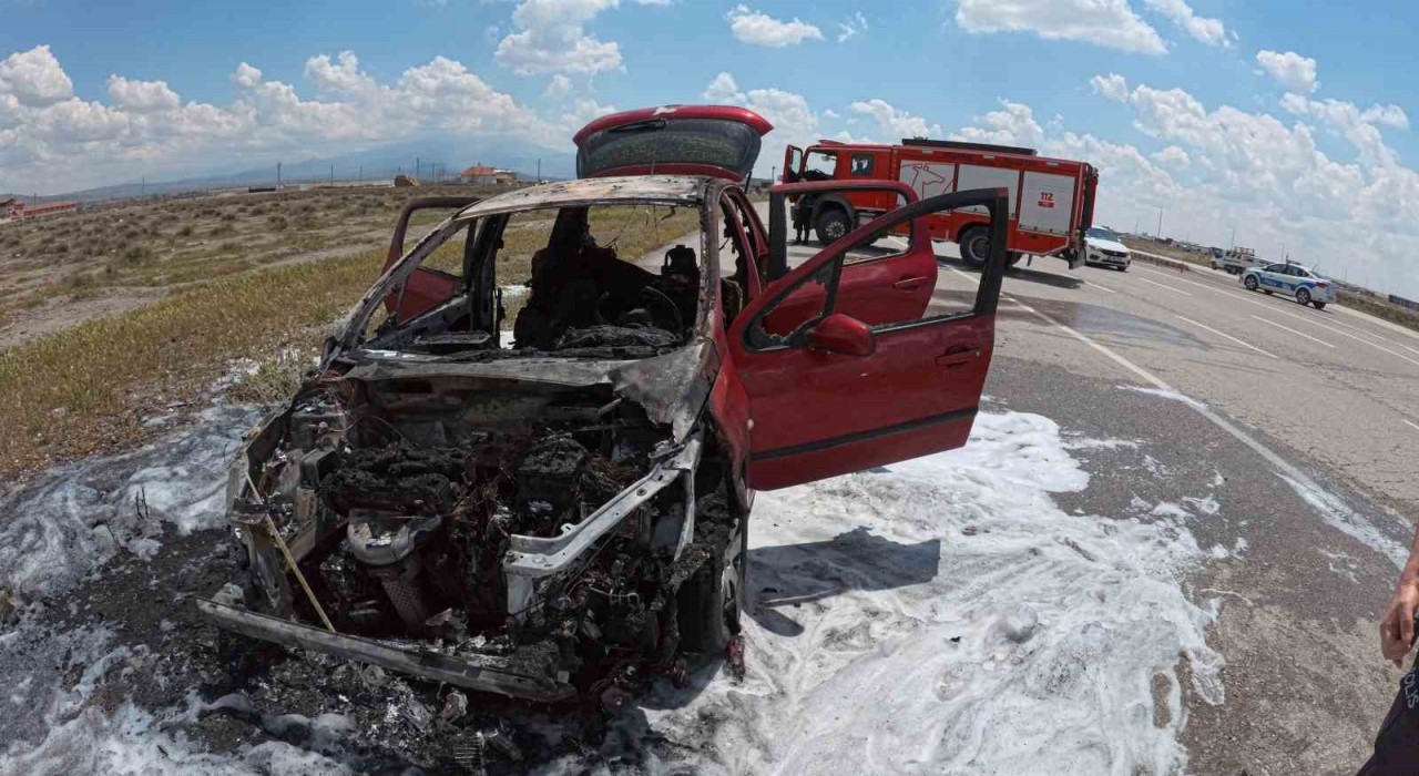 Aksarayda yanan otomobil hurdaya döndü