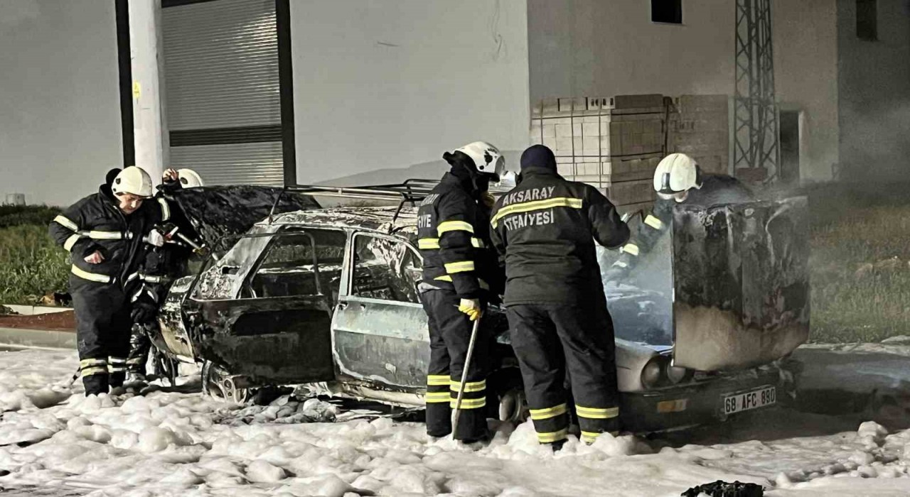 Aksarayda yanan otomobil hurdaya döndü