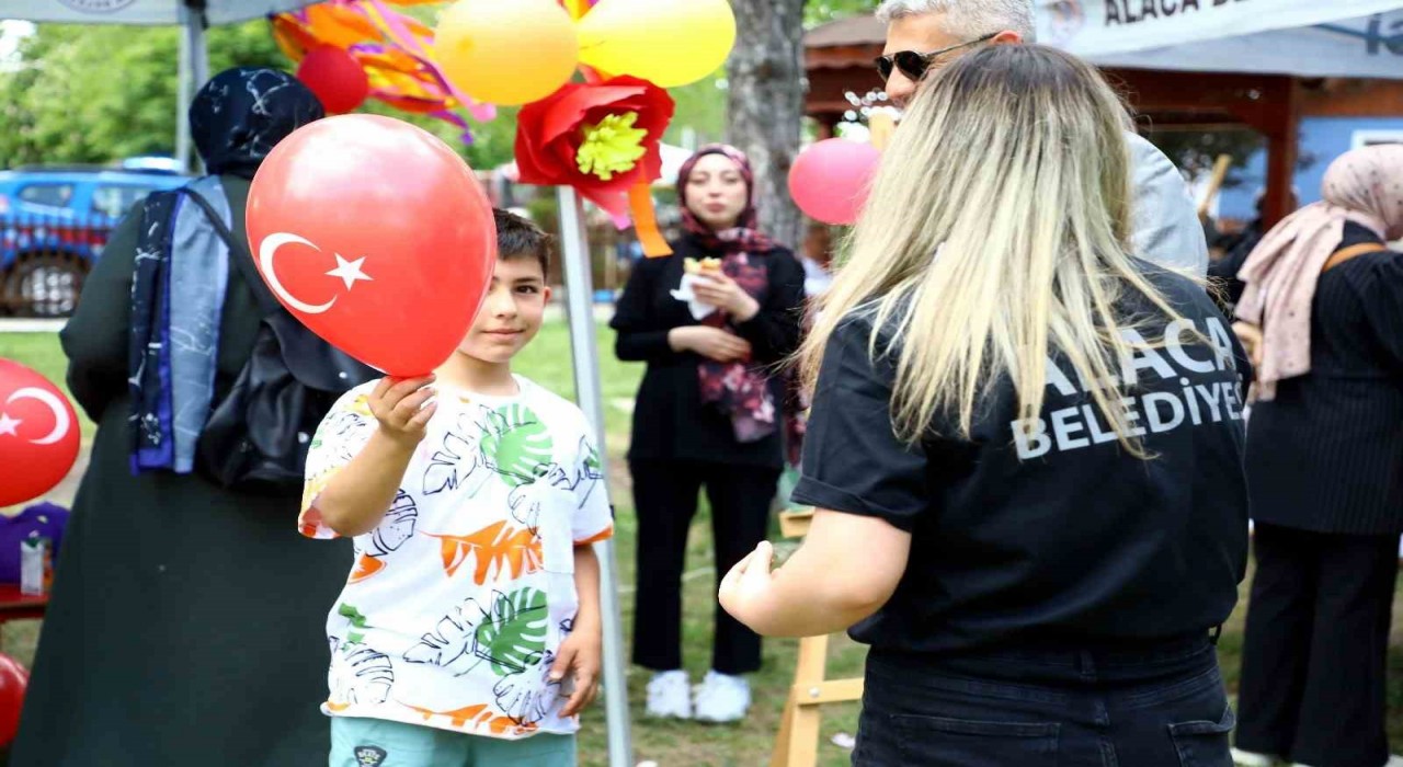 Alacada minik öğrenciler doyasıya eğlendi