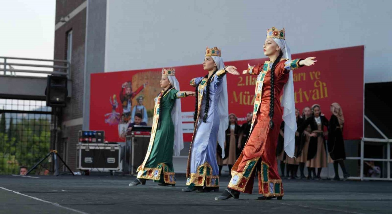 Alanyada 2ncisi düzenlenen Uluslararası Halk Dansları ve Müzik Festivaline yoğun ilgi