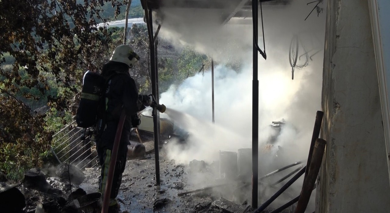 Alanyada anız yangının sıçradığı daire küle döndü