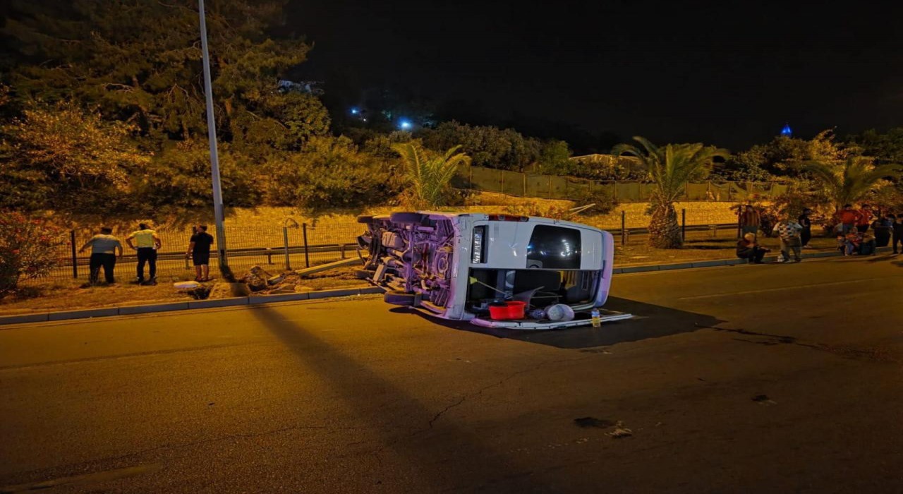 Alanyada aydınlatma direğine çarpan minibüs devrildi