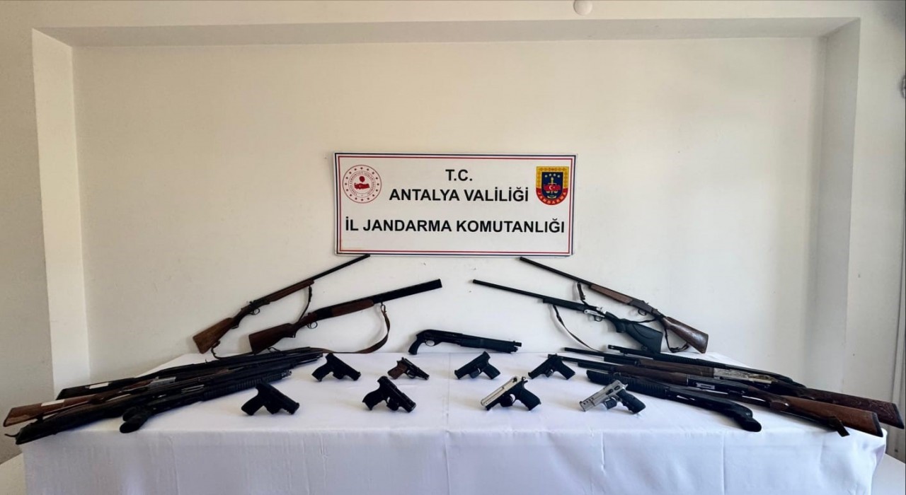 Alanyada çok miktarda silah ve mühimmat ele geçirildi